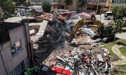 Balıkesir'deki depremde yıkılan binanın enkazı kaldırılmaya başlandı
