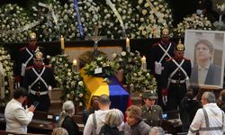Bogota'da suikaste uğrayan Senatör Uribe için tören düzenlendi