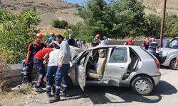 Erzincan'da bahçe duvarına çarpan otomobildeki 1 kişi öldü, 3 kişi yaralandı