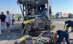 Mardin'de halk otobüsü ile tırın çarpıştığı kazada 1 kişi öldü, 9 kişi yaralandı