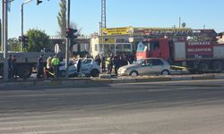 Aksaray'da tıra çarpan otomobildeki anne öldü, oğlu yaralandı