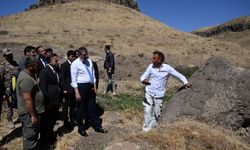 Erzurum Valisi Çiftçi, 5 bin yıl öncesine dayanan bulguların tespit edildiği höyükte inceleme yaptı