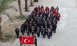 6. İslami Dayanışma Oyunları'nda mücadele eden milli sporculardan Atatürk'e saygı duruşu