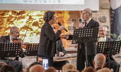 62 yıllık evli çift sahnede aşk şarkılarını birlikte söylüyor