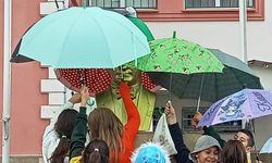 Adana'da öğrencilerin Atatürk büstünü yağmurdan korumaya çalışması kamerada