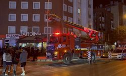 Eskişehir'de 2'nci kattan düştükten sonra kafe tentesinde mahsur kalan genç kurtarıldı