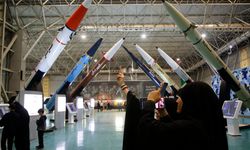 İran'da füzeler, insansız hava araçları, uydu taşıyıcı roketler ve hava savunma sistemleri sergileniyor