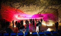 Türk Dünyası Korosu yer altındaki Tuzluca Tuz Mağaraları'nda konser verdi