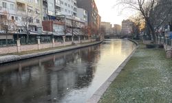 Porsuk Çayı'nın yüzeyinde buz tabakası oluştu