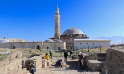 Van'daki Osmanlı kışlasında askerlerin 'dokuz taş' oynadığı belirlendi