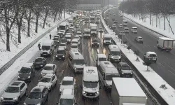 İstanbul’da yoğun kar yağışı trafiği felç etti