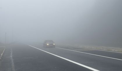 Bolu Dağı'nda etkili olan sis D-100 kara yolunda görüş mesafesini düşürdü