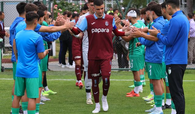 19 Yaş Altı Elit A Ligi Şampiyonu Trabzonspor kupasını aldı
