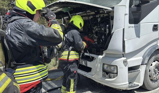 Anadolu Otoyolu'nun Bolu kesiminde seyir halindeki tır yandı