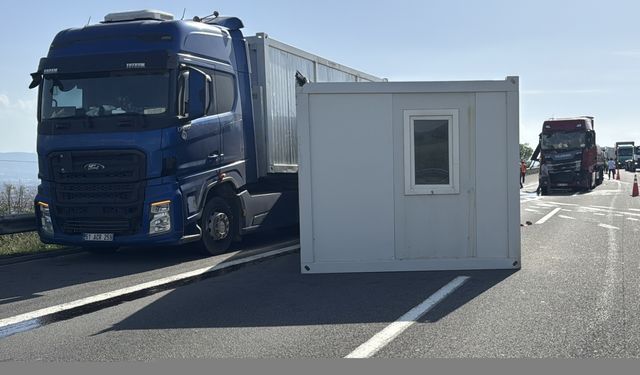 Anadolu Otoyolu'nun Bolu kesimindeki zincirleme kaza ulaşımın aksamasına yol açtı