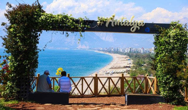 Antalya Konyaaltı Sahili'nde sezon hazırlıkları tamamlandı