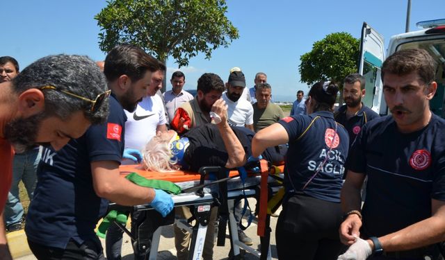 Antalya'da kepçe ile otomobilin çarpıştığı kazada 2 kişi yaralandı