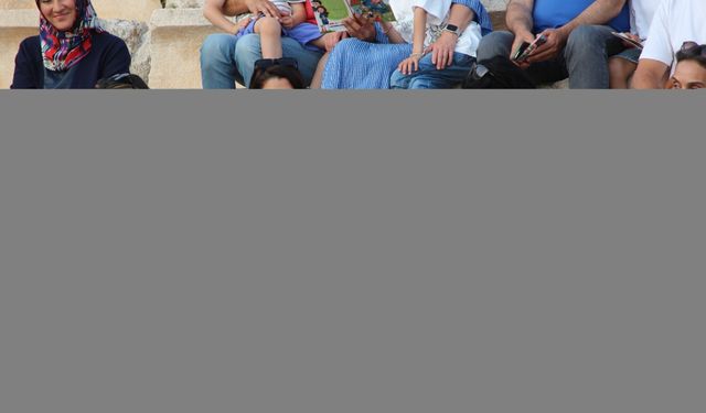 Antalya'da veli ve öğrenciler antik tiyatroda kitap okudu