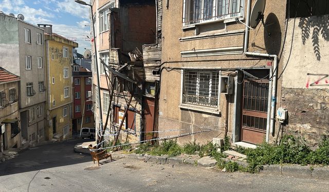 Beyoğlu'nda yokuşta kayan çöp kamyonu bina ve otomobile hasar verdi