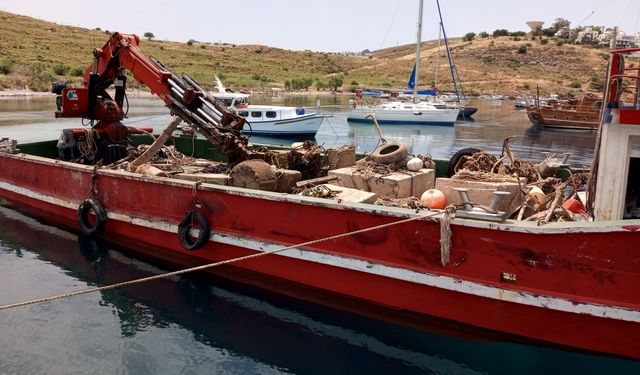Bodrum'da deniz dibinden 20 ton atık çıkarıldı