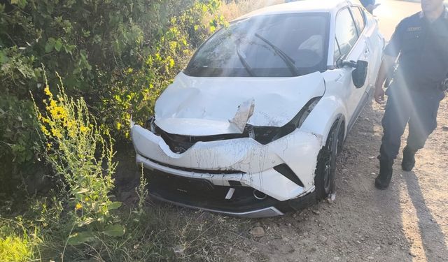 Bodrum'da EDS ve hız tabelasına çarpan otomobilin devrildiği anlar güvenlik kamerasında