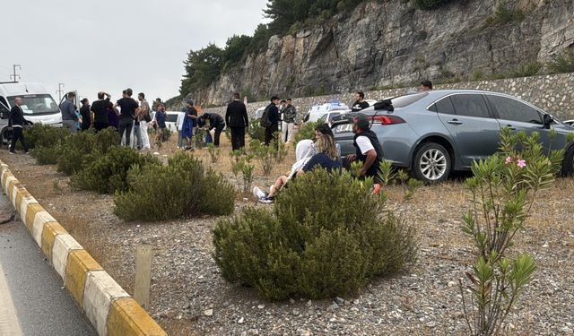 Bodrum'da servis minibüsü ile otomobilin çarpıştığı kazada 15 kişi yaralandı