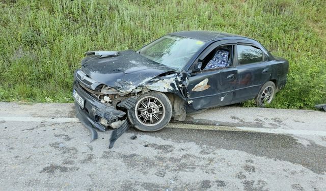 Bursa'da 2 otomobilin çarpıştığı kazada 3 kişi yaralandı