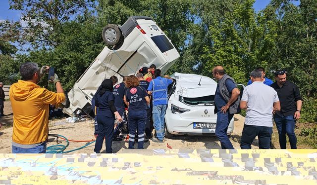 Bursa'da otomobil ile panelvanın çarpıştığı kazada 3 kişi yaralandı
