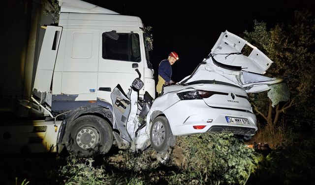 Bursa'da otomobil ile tırın çarpıştığı kazada 1 kişi öldü, 1 kişi yaralandı