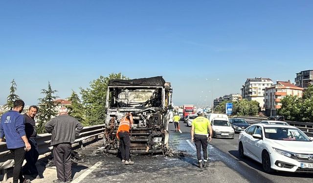 D-100 kara yolunun Kocaeli kesiminde tır yangını ulaşımı aksattı