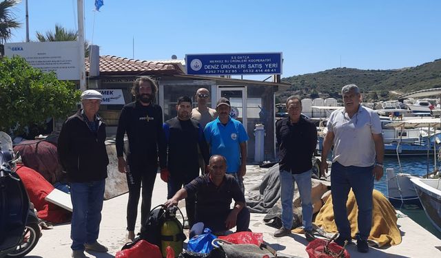 Datça'da deniz dibinden yaklaşık 2 ton atık çıkarıldı