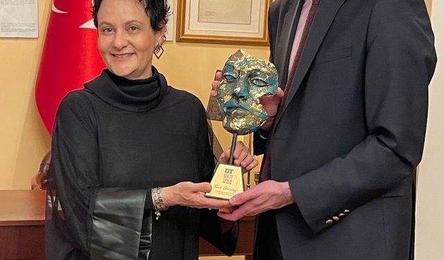 Devlet Tiyatroları St. Petersburg'da sahneledikleri "Medea Material" oyunuyla ayakta alkışlandı