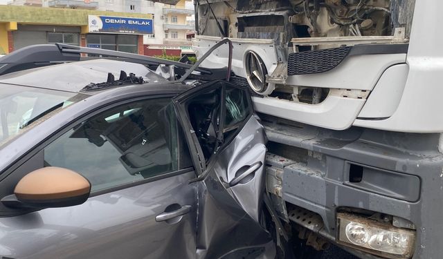 Diyarbakır'da 3 aracın karıştığı kazada 11 kişi yaralandı