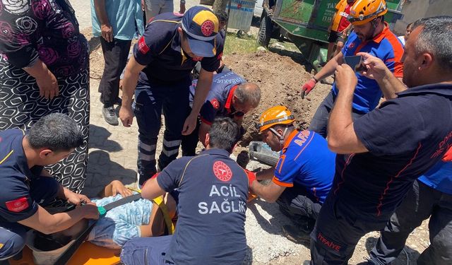 Diyarbakır'da düştüğü çukurda sıkışan çocuk kurtarıldı