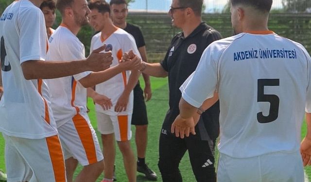 Emre Belözoğlu öğrencilerle futbol oynadı