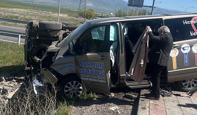 Erzurum'da hafif ticari araç ile panelvan çarpıştı, 7 kişi yaralandı
