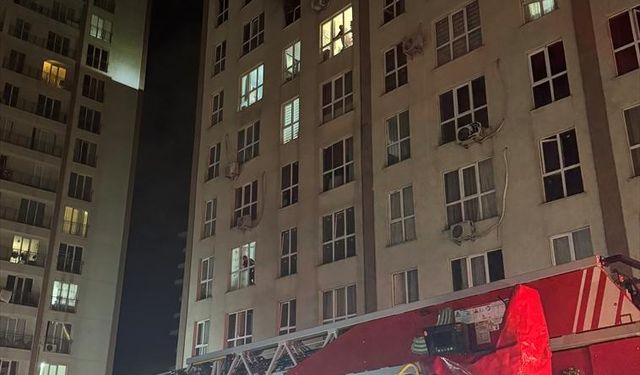 Esenyurt'ta sitede çıkan yangında bir kadın 8'inci kattan aşağı atladı