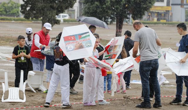 Gazze'deki insanlık dramına dikkat çekmek için Kocaeli'de çocuklara uçurtma dağıtıldı