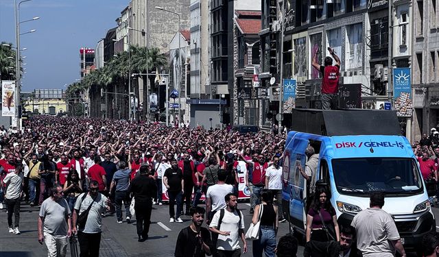Greve çıkan İzmir Büyükşehir Belediyesi işçileri yürüyüş yaptı