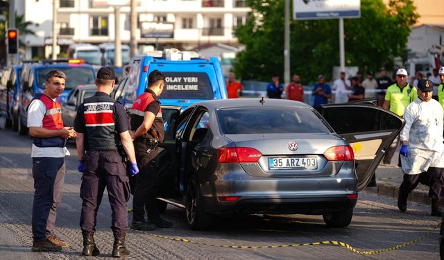 GÜNCELLEME 2 - İzmir'de seyir halindeki otomobile silahlı saldırıda 3 kişi öldü, 3 kişi yaralandı