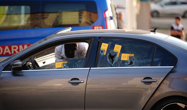 GÜNCELLEME - İzmir'de seyir halindeki otomobile silahlı saldırıda 3 kişi öldü, 3 kişi yaralandı