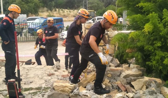 İzmir'de dekoratif beton kemerin yıkılması sonucu doktorun ölmesi, eşinin yaralanmasına ilişkin 2 şüpheli daha gözaltında