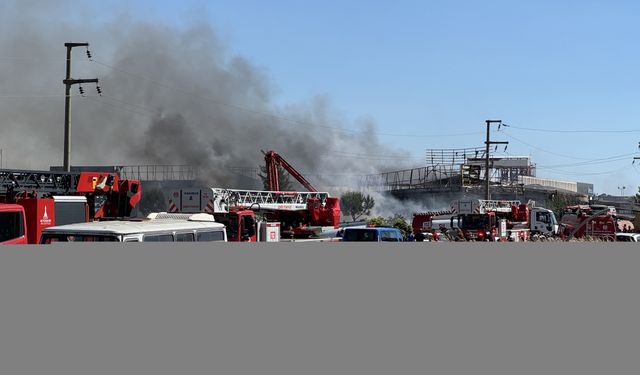 İzmir'de fabrikada çıkan yangına müdahale ediliyor