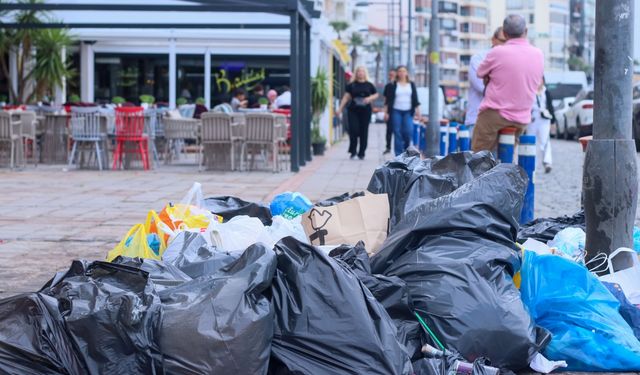İzmir'de işçilerin grevi nedeniyle temizlik hizmeti de aksıyor