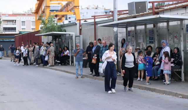İzmir'de işçilerin grevi nedeniyle toplu taşımada yoğunluk oluştu
