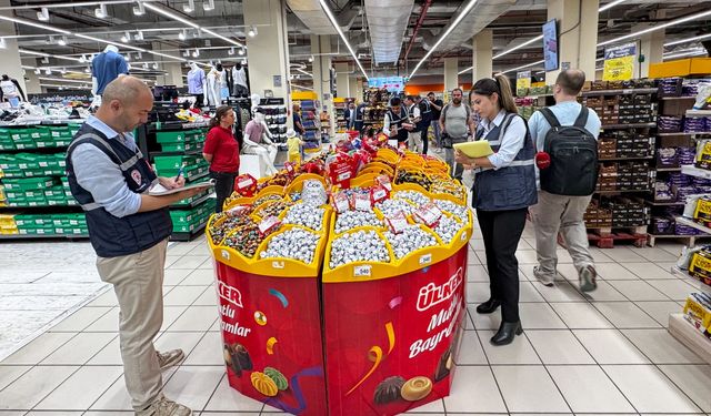 İzmir'de Kurban Bayramı öncesi marketlerde fiyat ve etiket denetimi yapıldı