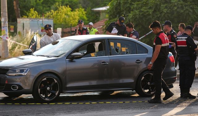 İzmir'de seyir halindeki otomobile silahlı saldırıda 3 kişi öldü, 3 kişi yaralandı
