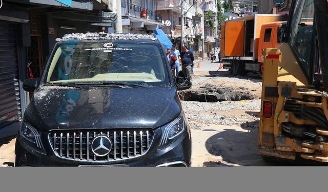 İzmir'de su borusu patladı, çok sayıda araç, ev ve iş yeri zarar gördü