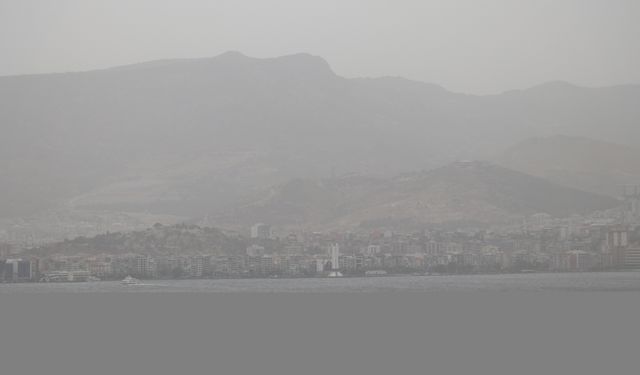 İzmir'de toz taşınımı etkili oldu