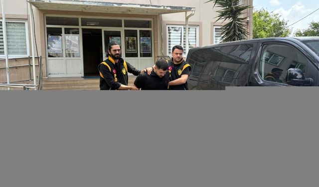 Kıraathane önünde oturan kişinin dolmuştan açılan ateş sonucu yaralanması kamerada